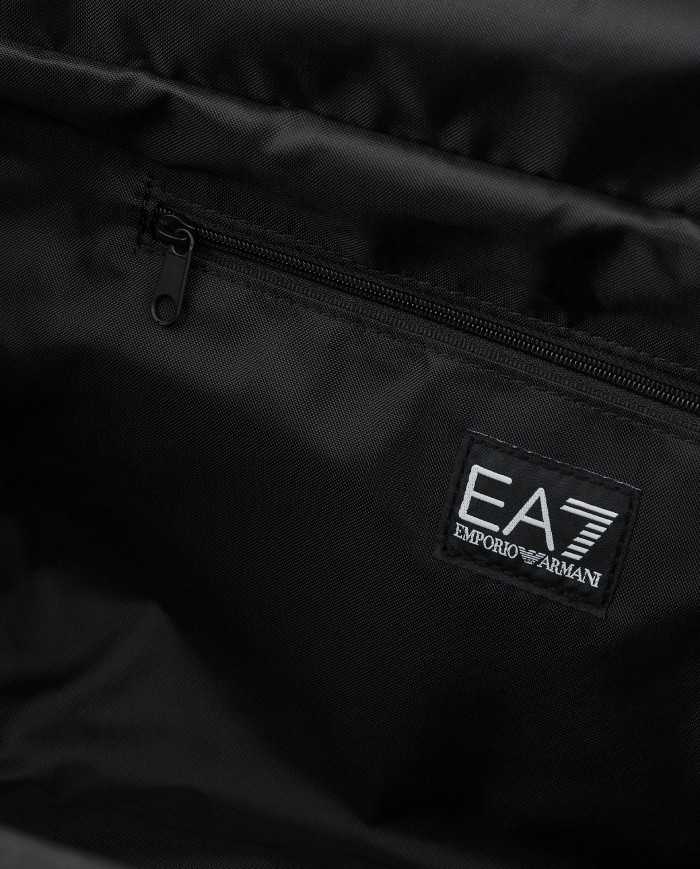 borsone nero da uomo con tracolla e patch logo ricamata | EA7 borsone nero da uomo con tracolla e patch logo ricamata | EA7