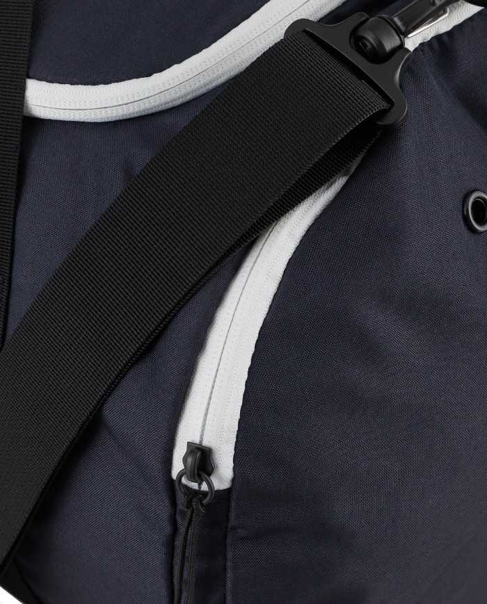 borsone nero da uomo con tracolla e patch logo ricamata | EA7 borsone nero da uomo con tracolla e patch logo ricamata | EA7