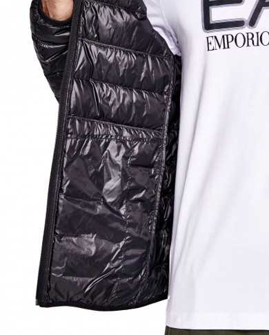 piumino nero da uomo con logo stampato sul petto | EA7 piumino nero da uomo con logo stampato sul petto | EA7