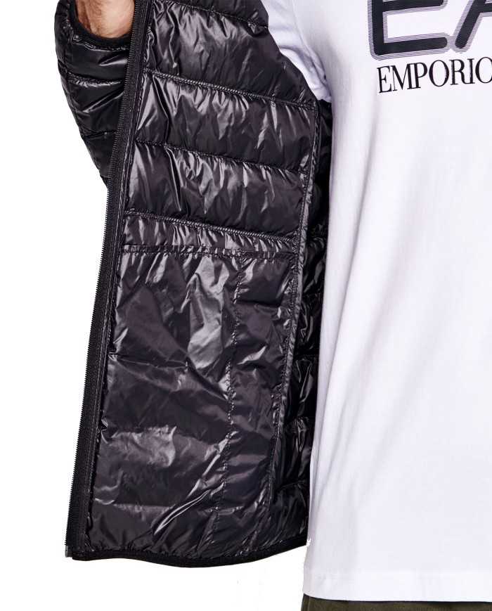 piumino nero da uomo con logo stampato sul petto | EA7