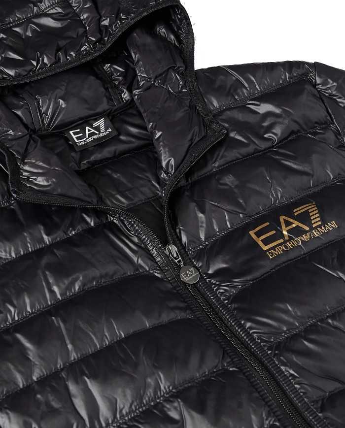 piumino nero da uomo con logo oro sul petto | EA7 piumino nero da uomo con logo oro sul petto | EA7