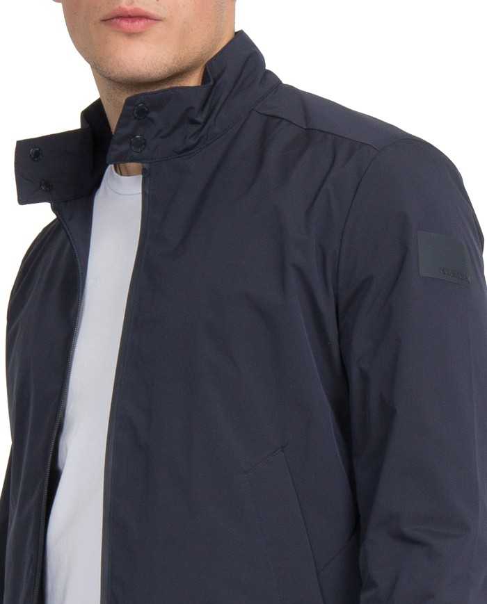 giacca impermeabile deep blue con colletto alto e bottoni | MUSEUM