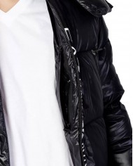 piumino nero da uomo logato in verticale sulla chiusura zip | EA7