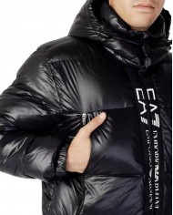 piumino nero da uomo logato in verticale sulla chiusura zip | EA7