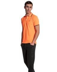 polo arancio fluo uomo con ricamo logo e dettagli stripes | PEUTEREY polo arancio fluo uomo con ricamo logo e dettagli stripes | PEUTEREY