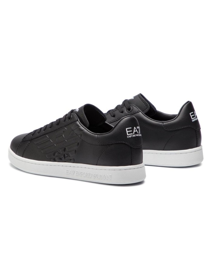 sneakers nera da uomo logato in rilievo sul lato in tono EA7
