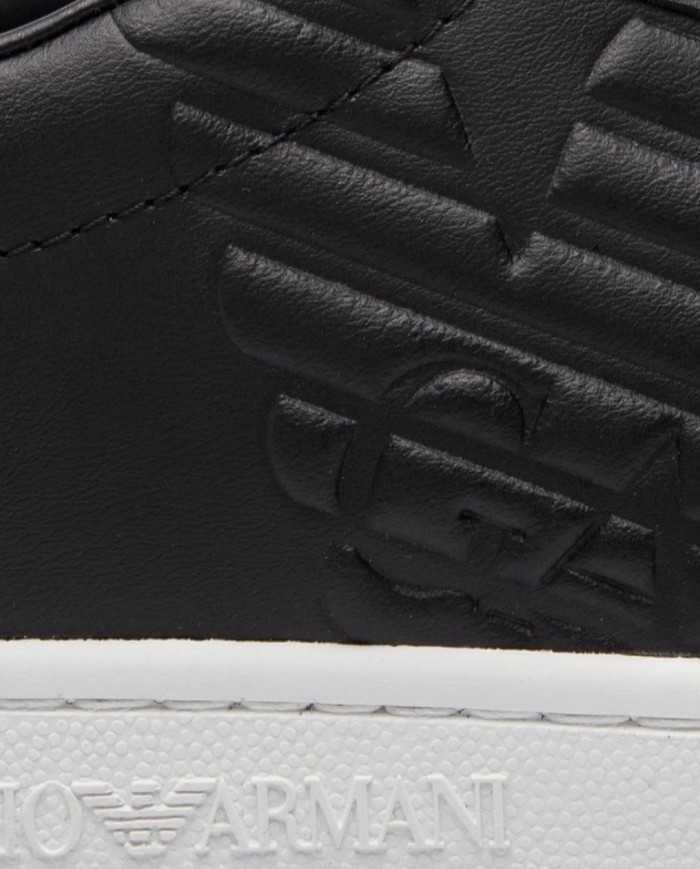 sneakers nera da uomo logato in rilievo sul lato in tono | EA7