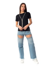 t-shirt nera da donna con targhetta sotto e collana in strass | GAELLE