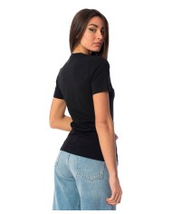 t-shirt nera da donna con targhetta sotto e collana in strass | GAELLE