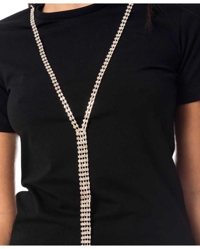 t-shirt nera da donna con targhetta sotto e collana in strass | GAELLE