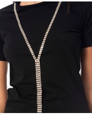 t-shirt nera da donna con targhetta sotto e collana in strass | GAELLE