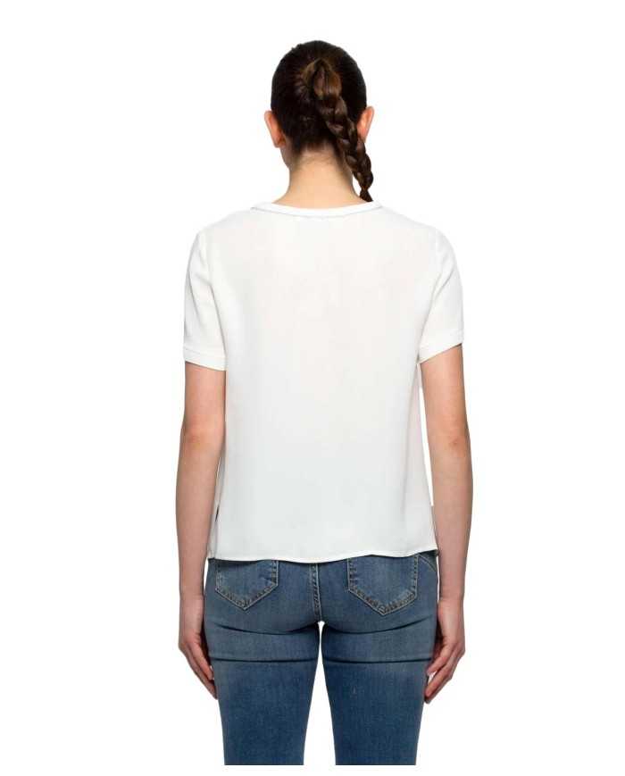 t-shirt avorio da donna con piccolo pendaglio logato | KOCCA