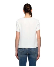 t-shirt avorio da donna con piccolo pendaglio logato | KOCCA