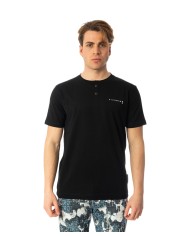 t-shirt nera da uomo chiusa con due bottoncini e con logo | RICHMOND