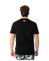 t-shirt nera da uomo chiusa con due bottoncini e con logo | RICHMOND