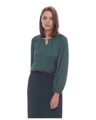 blusa verde malachite da donna con scollo a barchetta e pinces | KOCCA blusa verde malachite da donna con scollo a barchetta e pinces | KOCCA