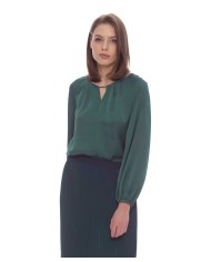blusa verde malachite da donna con scollo a barchetta e pinces | KOCCA