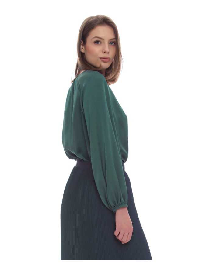 blusa verde malachite da donna con scollo a barchetta e pinces | KOCCA
