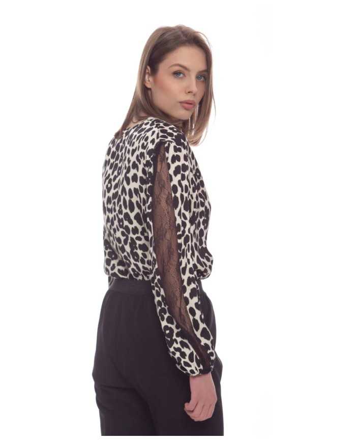 blusa nero/avorio da donna con fantasia animalier e scollo a V | KOCCA blusa nero/avorio da donna con fantasia animalier e scollo a V | KOCCA
