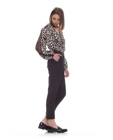 blusa nero/avorio da donna con fantasia animalier e scollo a V | KOCCA blusa nero/avorio da donna con fantasia animalier e scollo a V | KOCCA