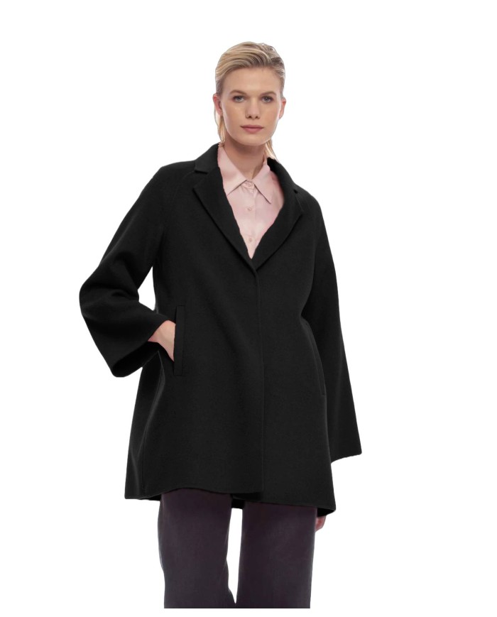 cappotto nero da donna con pendaglio logato su retro KOCCA