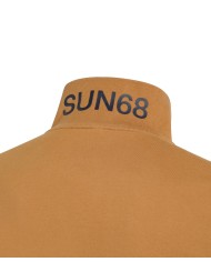 polo cammello da uomo con dettaglio ricamato su colletto | SUN68