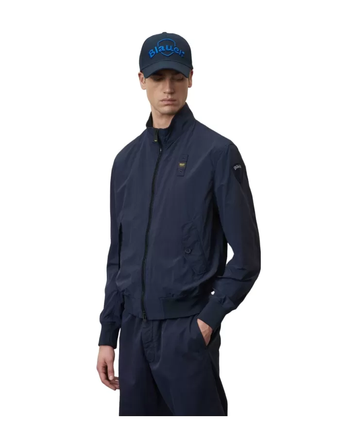 Bomber uomo blu con girocollo alto, bordi a costine e logo | BLAUER Bomber uomo blu con girocollo alto, bordi a costine e logo | BLAUER