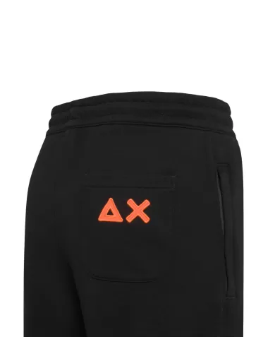 short nero da uomo con coulisse e dettagli in ricamo fluo | SUN68