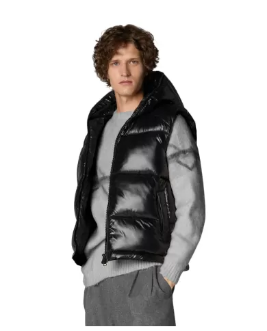 Gilet uomo nero con cappuccio D80296M LUCK19 DEXTER | SAVE THE DUCK Gilet uomo nero con cappuccio D80296M LUCK19 DEXTER | SAVE THE DUCK