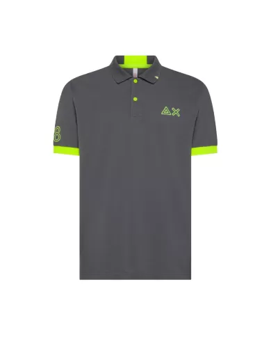 Polo Uomo grigio scuro con ricamo logo fluo A35122|SUN68