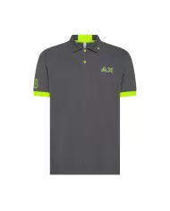 Polo Uomo grigio scuro con ricamo logo fluo A35122|SUN68