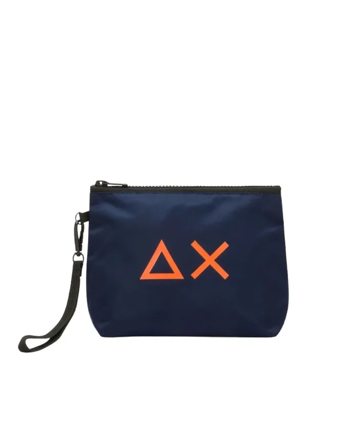 SUN68 Pochette Uomo X45101 AI 25/26 nylon pratica polsiera rimovibile 07 NAVY BLUE SUN68 Pochette Uomo X45101 AI 25/26 nylon pratica polsiera rimovibile 07 NAVY BLUE