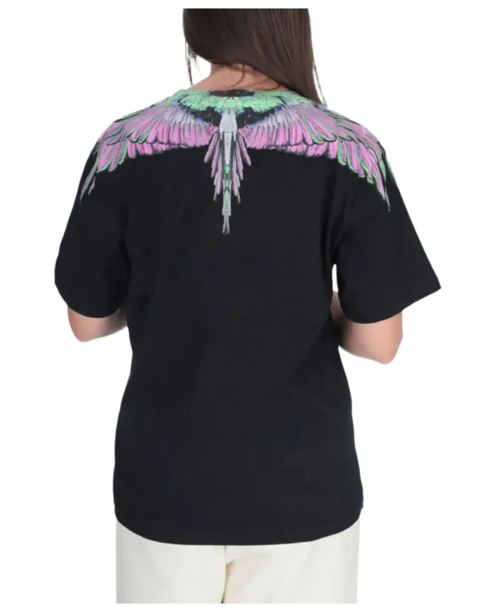 COUNTY OF MILAN T-shirt Donna 25ICM30001 AI 25/26 cotone con iconica stampa 04 nero/pink wings COUNTY OF MILAN T-shirt Donna 25ICM30001 AI 25/26 cotone con iconica stampa 04 nero/pink wings