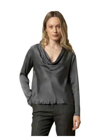 KOCCA Blusa Donna A25PBL7730ABUN0000 IRIDDAS AI 25/26 viscosa con drappeggio sulla scollatura 90013 PIOMBO KOCCA Blusa Donna A25PBL7730ABUN0000 IRIDDAS AI 25/26 viscosa con drappeggio sulla scollatura 90013 PIOMBO