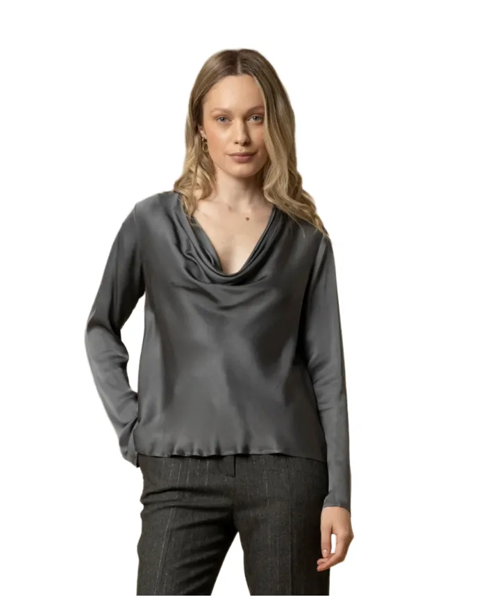 KOCCA Blusa Donna A25PBL7730ABUN0000 IRIDDAS AI 25/26 viscosa con drappeggio sulla scollatura 90013 PIOMBO KOCCA Blusa Donna A25PBL7730ABUN0000 IRIDDAS AI 25/26 viscosa con drappeggio sulla scollatura 90013 PIOMBO