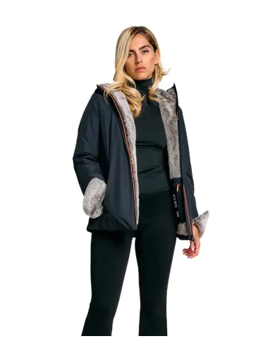 SUNS Giubbotto Donna GBS63023D ALYA FUR AI 25/26 corto con cappuccio ed eco pelliccia interna V2 BLACK SUNS Giubbotto Donna GBS63023D ALYA FUR AI 25/26 corto con cappuccio ed eco pelliccia interna V2 BLACK