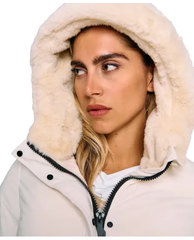 SUNS Piumino Donna GBS63035D GINAN AI 25/26 trapuntato con cappuccio ed eco pelliccia interna V2 MILK SUNS Piumino Donna GBS63035D GINAN AI 25/26 trapuntato con cappuccio ed eco pelliccia interna V2 MILK