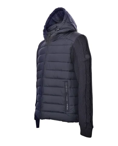 SAVE THE DUCK Piumino Uomo D32488 ROMI21 FEN AI 25/26 con cappuccio e inserti in maglina 90010 BLUE BLACK SAVE THE DUCK Piumino Uomo D32488 ROMI21 FEN AI 25/26 con cappuccio e inserti in maglina 90010 BLUE BLACK