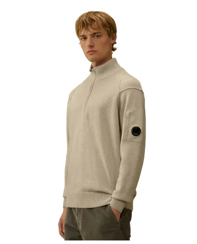 C.P. COMPANY Maglia Uomo 19CMKN709A 110149A AI 25/26 lana con colletto alto M13 off white mel.